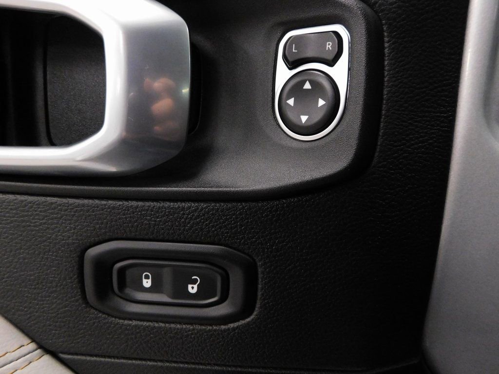 Used 2022 Jeep Wrangler Unlimited Sahara image 12