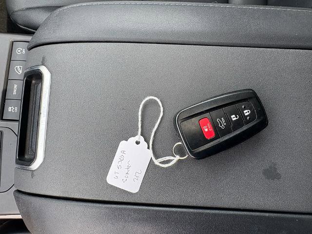 Used 2020 Toyota Highlander XLE AWD/4WD image 16
