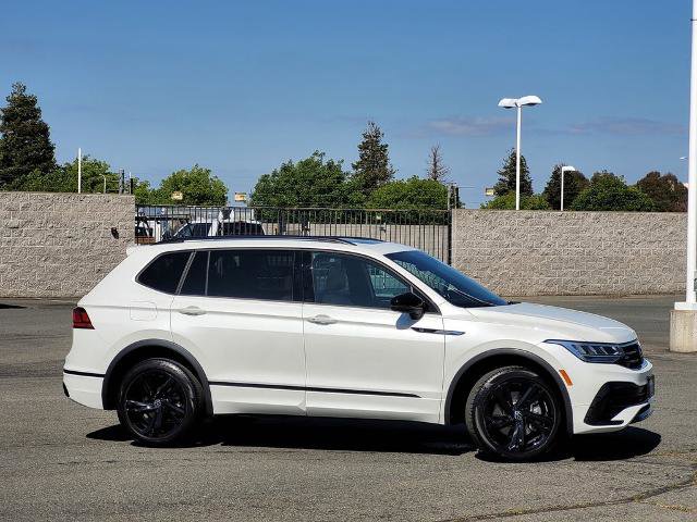 Used 2023 Volkswagen Tiguan SE R-Line AWD/4WD image 3