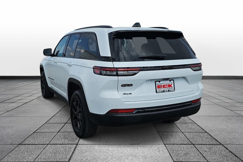 Used 2025 Jeep Grand Cherokee Altitude AWD/4WD image 7