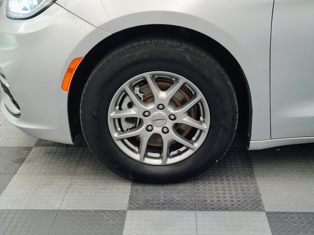Used 2022 Chrysler Pacifica Touring FWD image 14