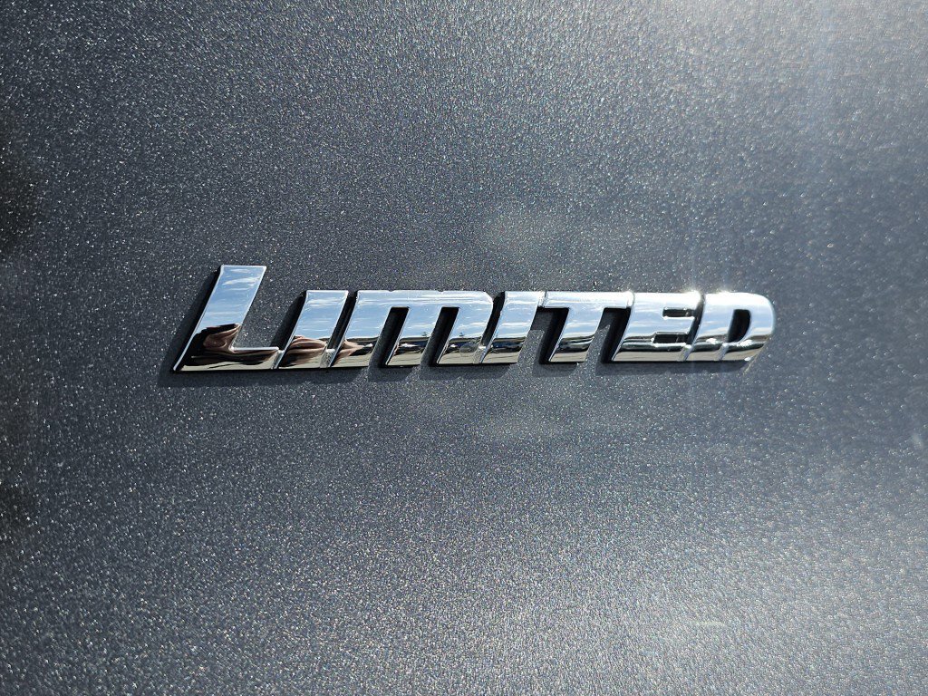 Used 2018 Toyota 4Runner Limited AWD/4WD image 18