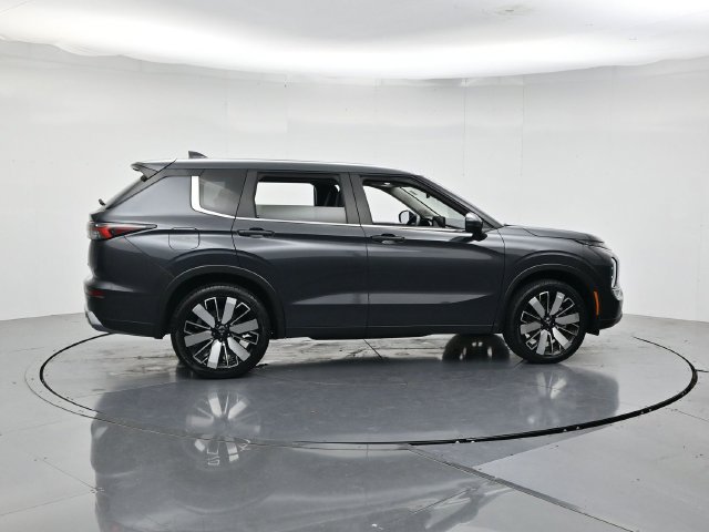 Used 2025 Mitsubishi Outlander SE FWD image 2