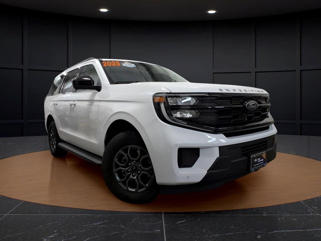 Certified 2025 Ford Expedition Active AWD/4WD image 1