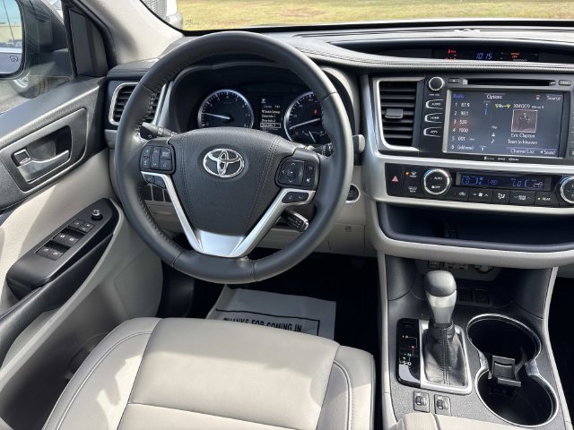 Used 2019 Toyota Highlander XLE FWD image 15