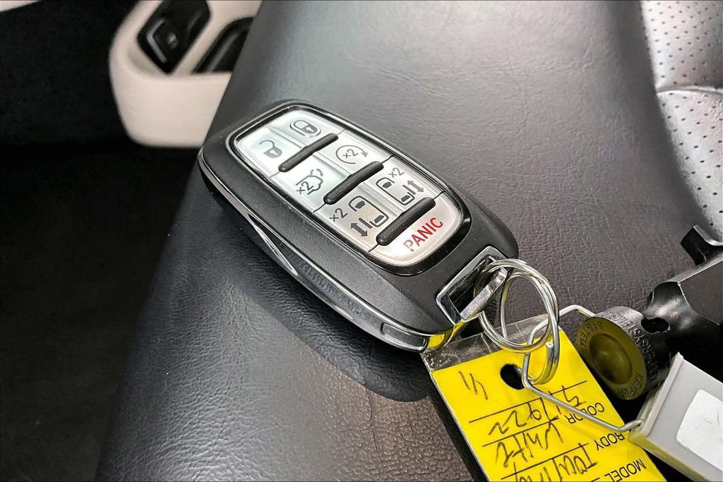Used 2023 Chrysler Pacifica Touring-L image 13