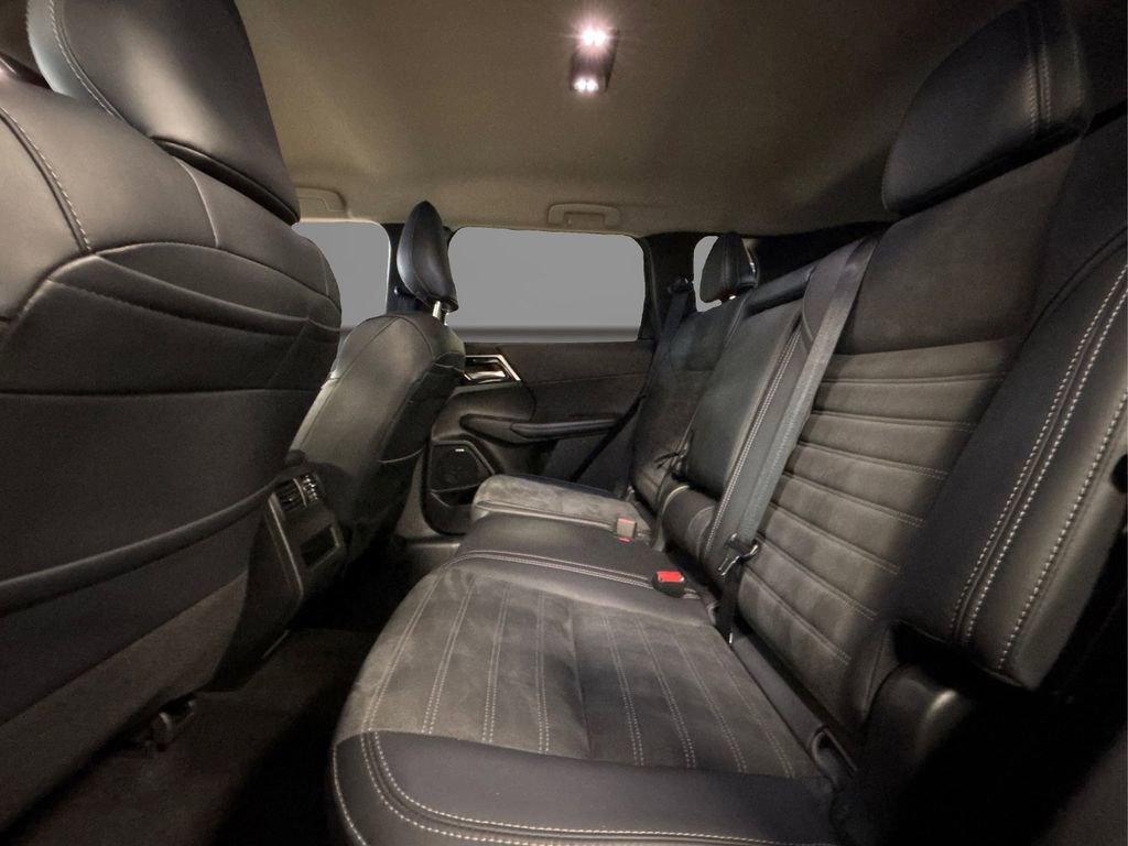 Used 2025 Mitsubishi Outlander SE image 13