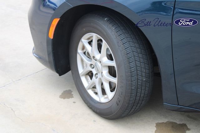 Used 2024 Chrysler Pacifica Touring-L FWD image 9