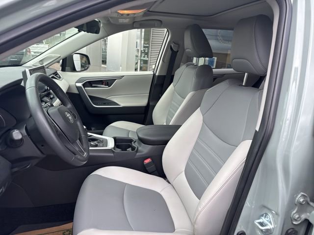 Used 2021 Toyota RAV4 XLE Premium image 17