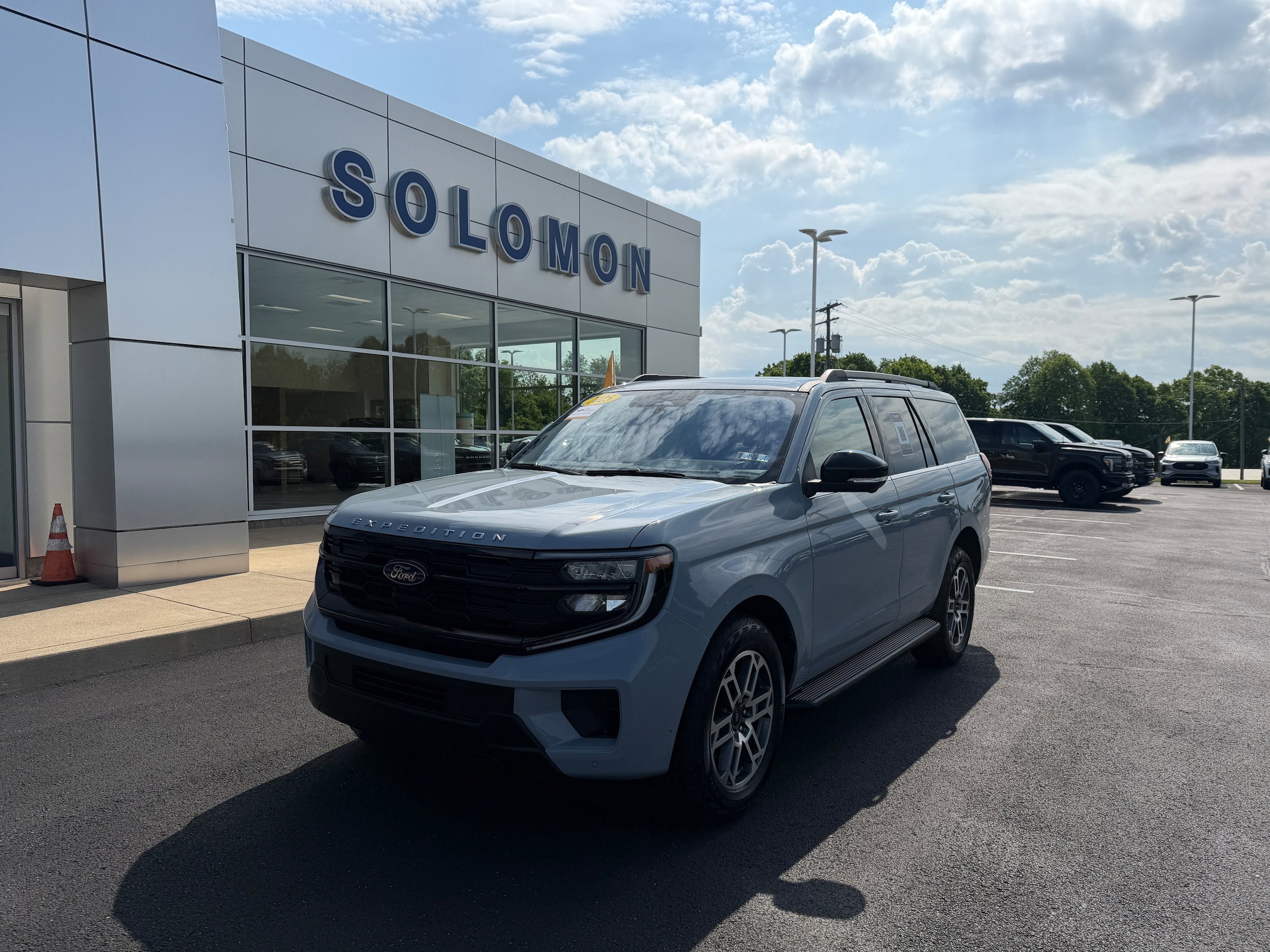 Certified 2025 Ford Expedition Active AWD/4WD image 2