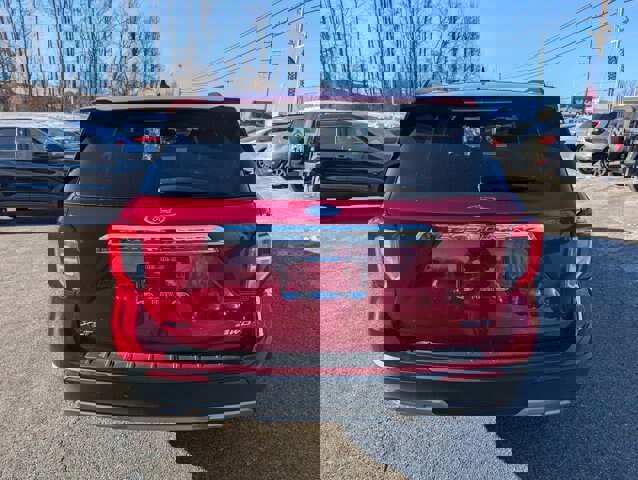Certified 2022 Ford Explorer XLT w/ Equipment Group 202A image 4