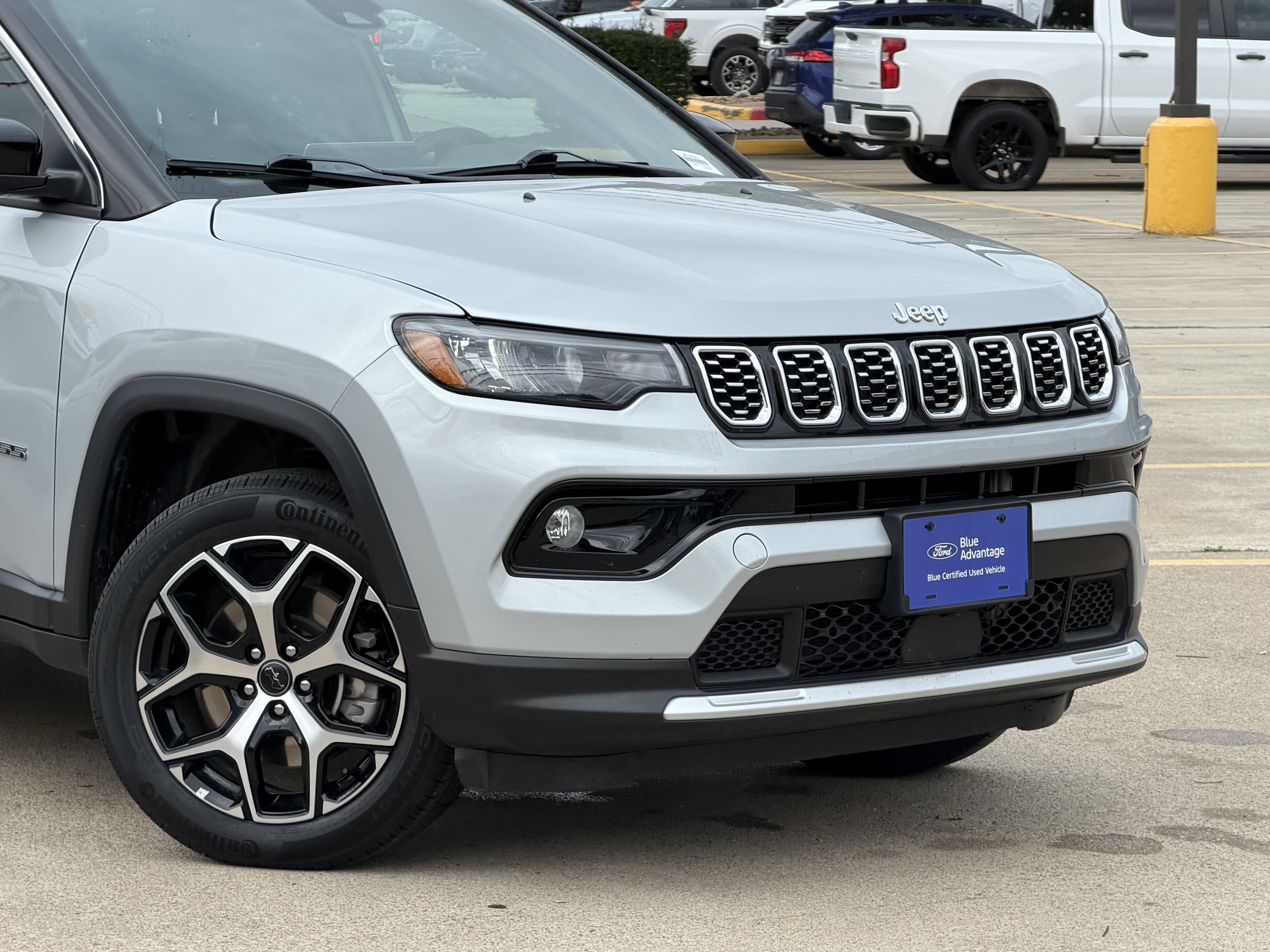 Used 2025 Jeep Compass Limited AWD/4WD image 2