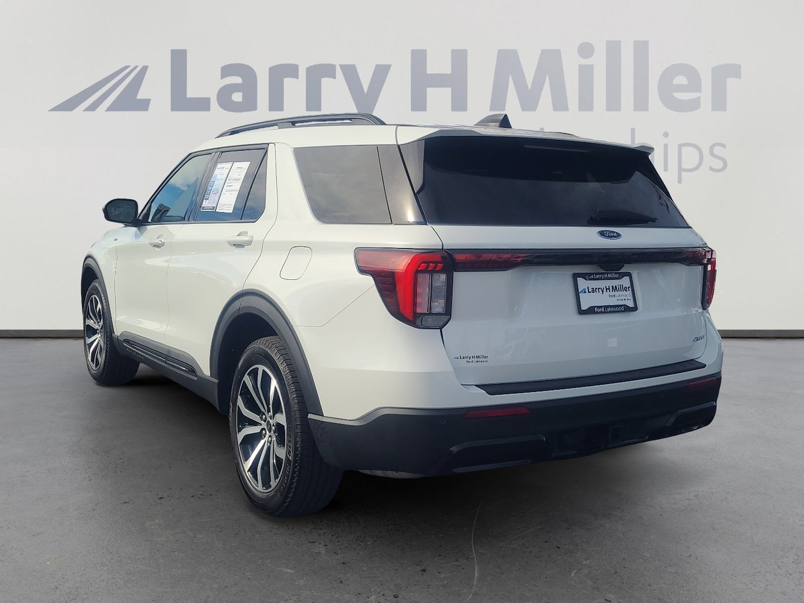 Certified 2025 Ford Explorer ST-Line image 3