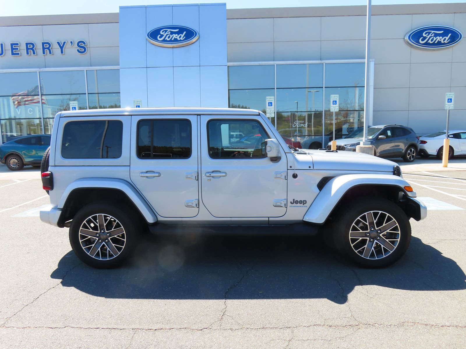 Used 2023 Jeep Wrangler Unlimited Sahara image 4