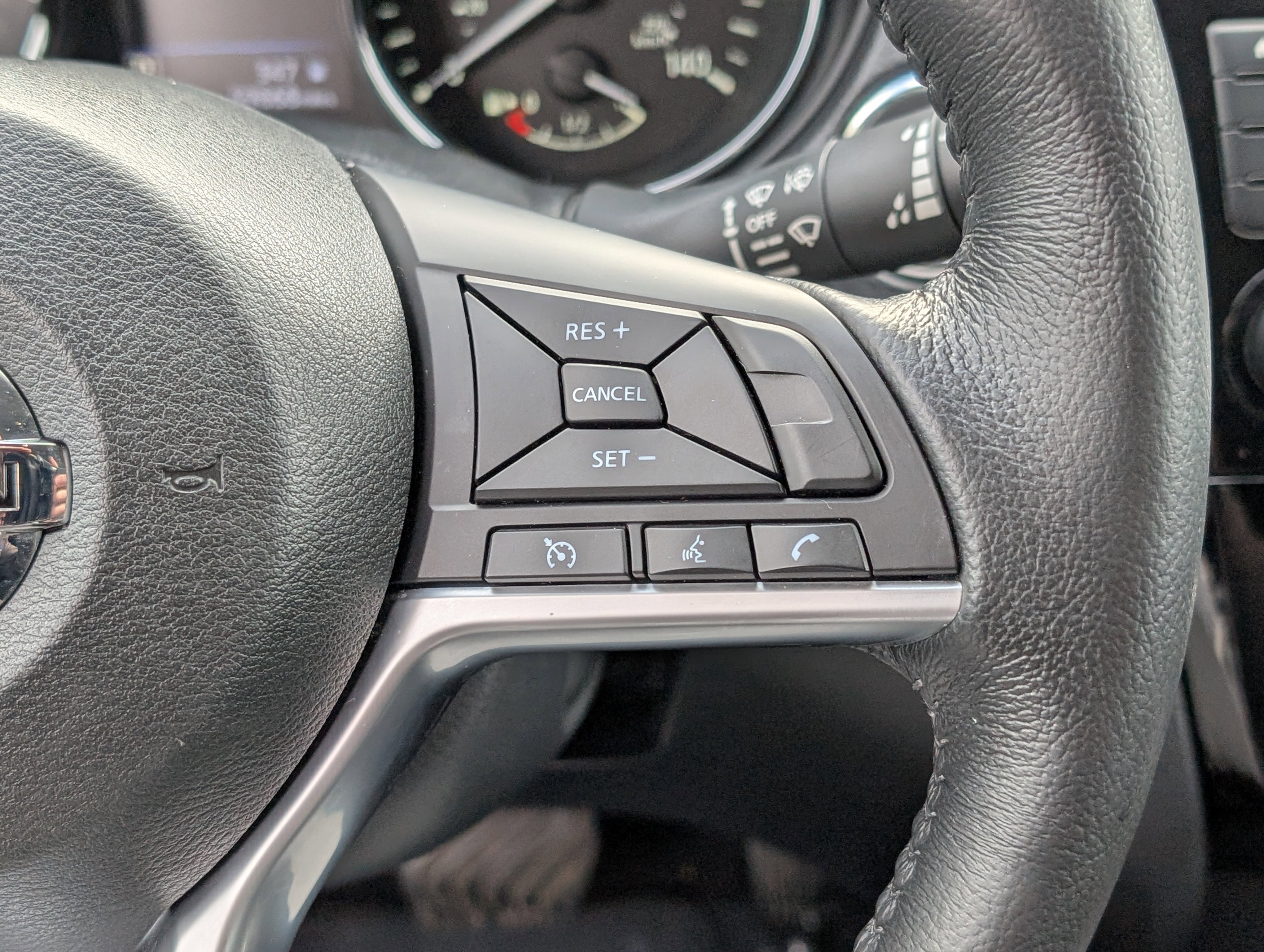 Used 2018 Nissan Rogue SV image 22