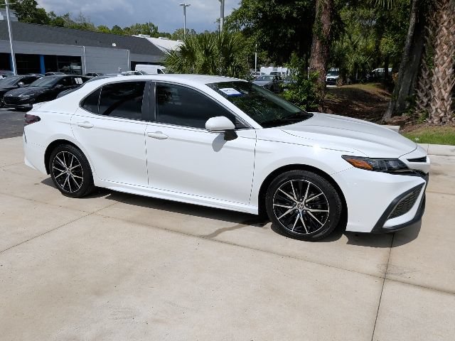 Used 2022 Toyota Camry SE FWD image 2