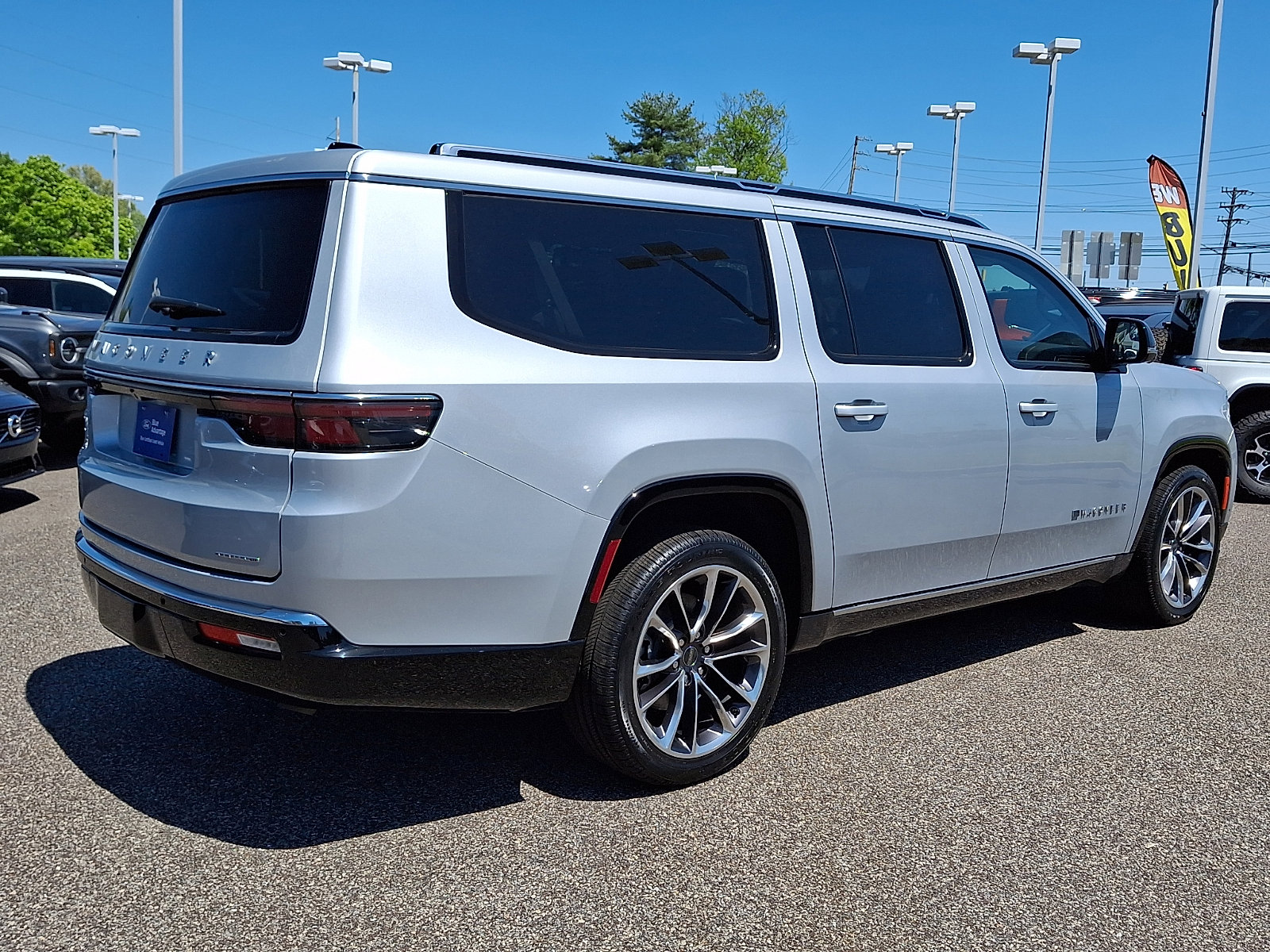 Used 2024 Jeep Wagoneer L Series III w/ Premium Group I AWD/4WD image 11