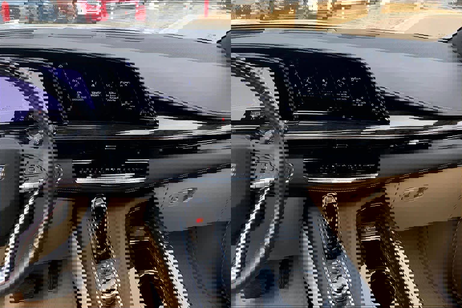 Used 2024 Cadillac Escalade Premium Luxury w/ Performance Package image 8