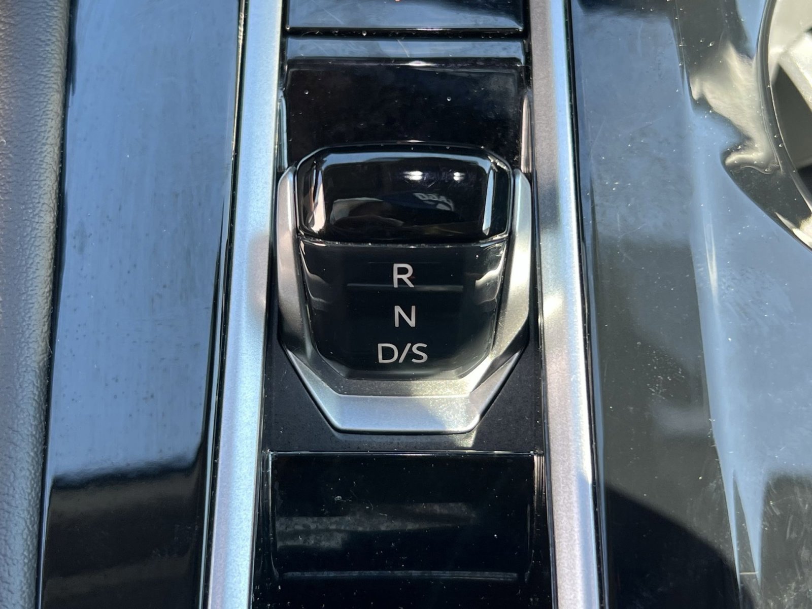 Used 2025 Volkswagen Atlas SE FWD image 29