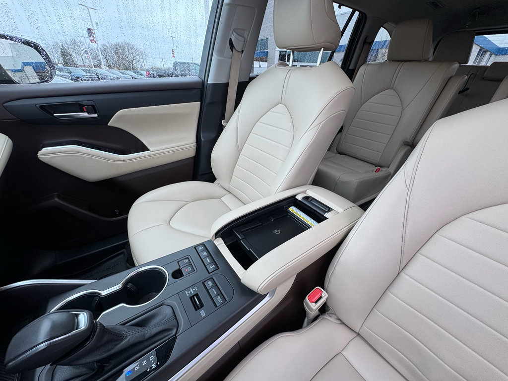 Used 2022 Toyota Highlander XLE AWD/4WD image 22
