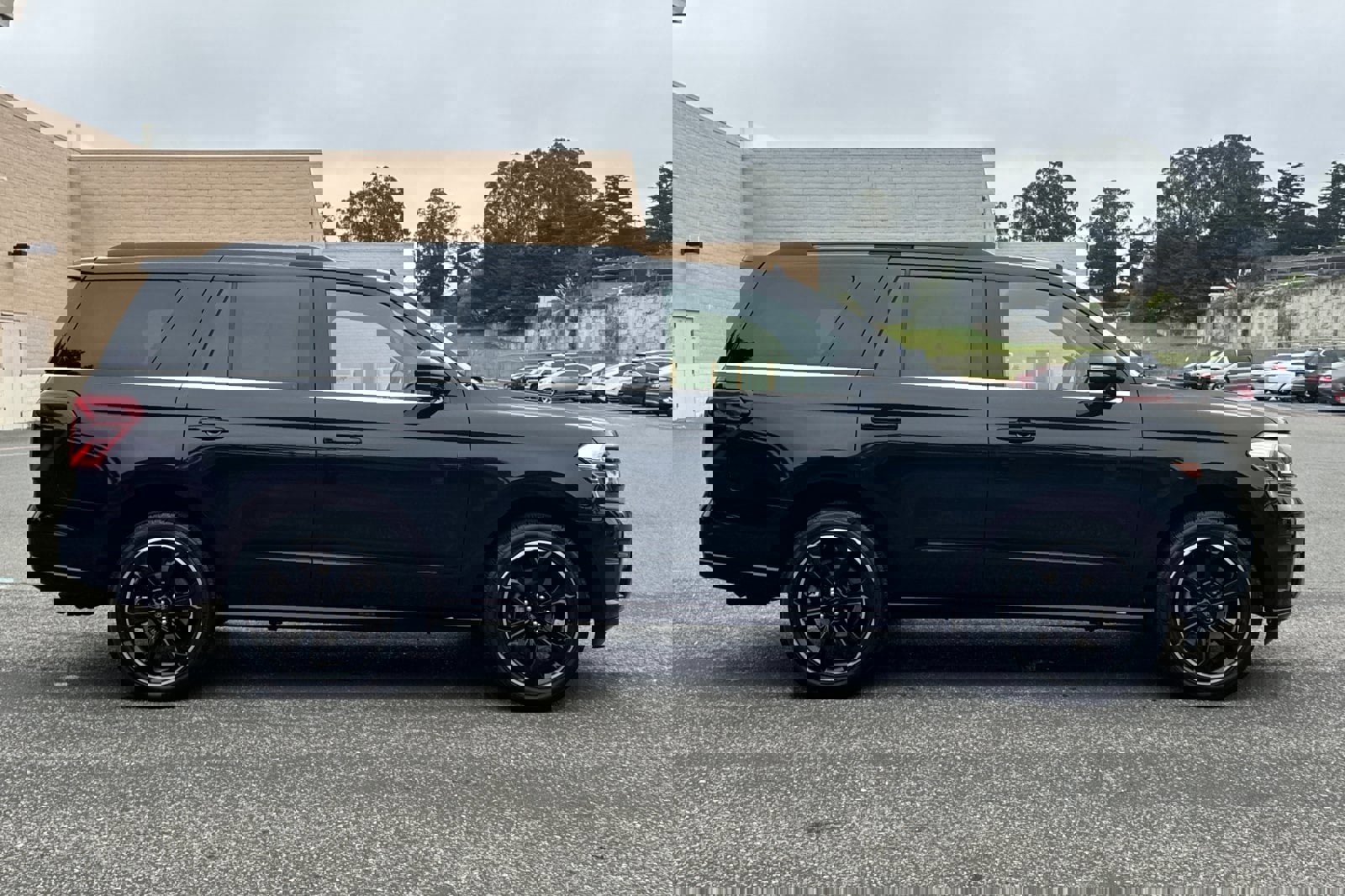 Certified 2024 Ford Expedition Limited image 3