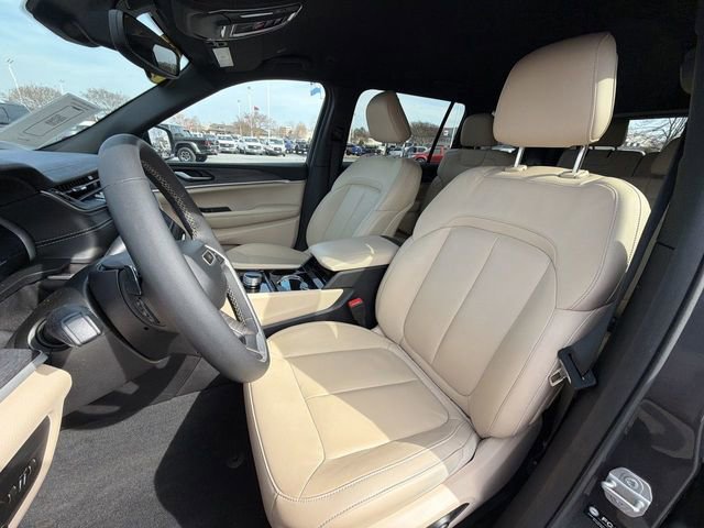 Used 2023 Jeep Grand Cherokee L Limited w/ Black Appearance Package image 11