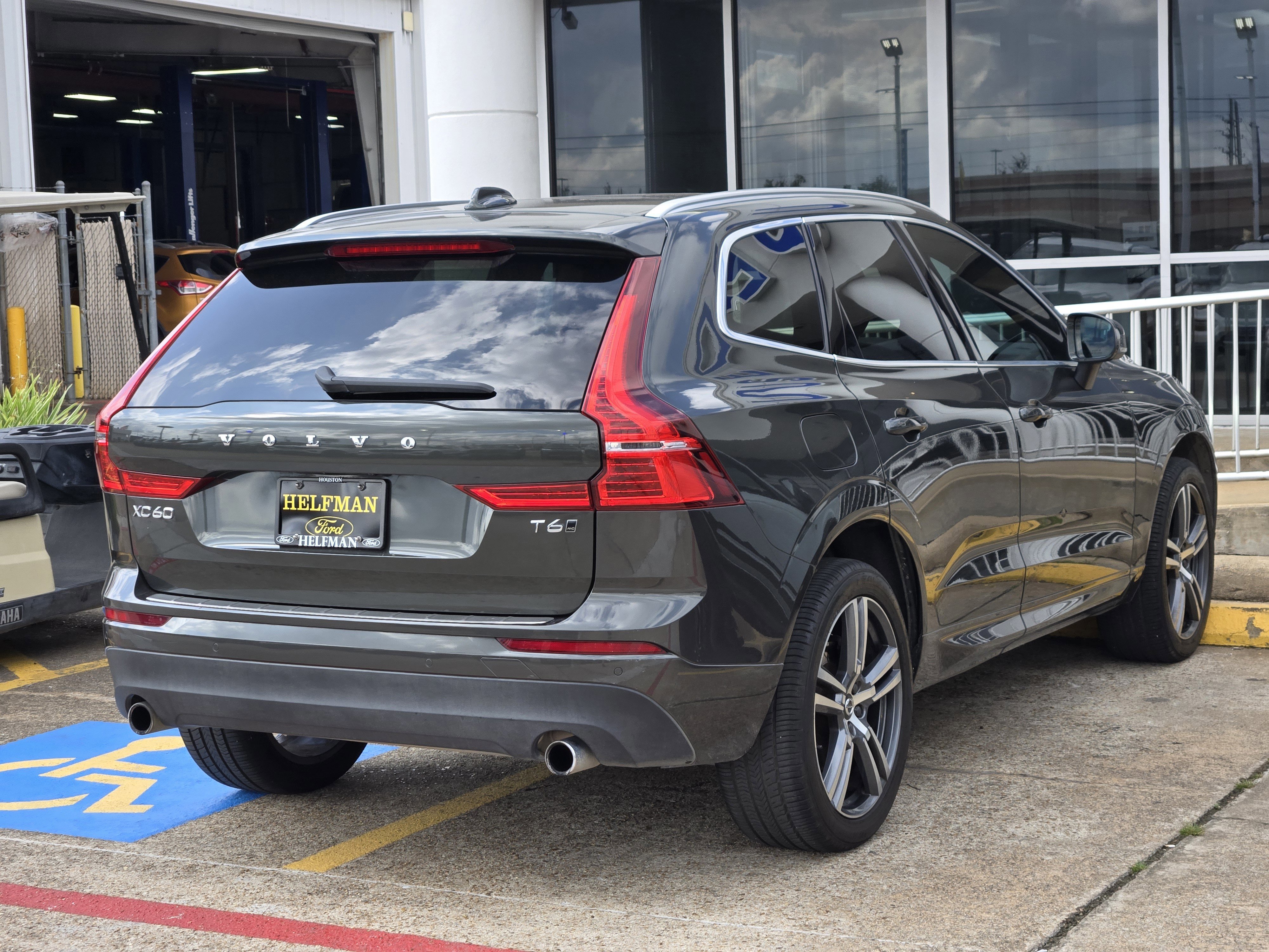 Used 2020 Volvo XC60 T6 Momentum w/ Protection Package image 3