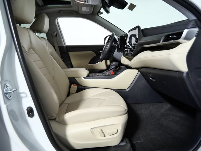 Used 2023 Toyota Highlander XLE AWD/4WD image 11
