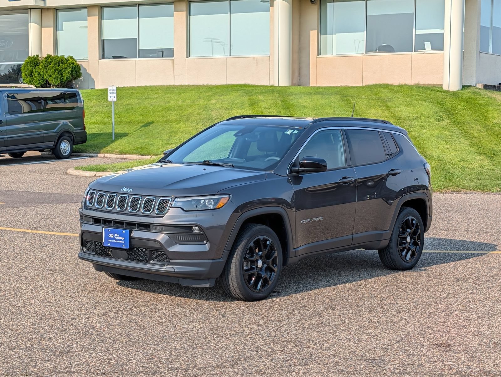 Used 2023 Jeep Compass Latitude w/ Sun and Sound Group AWD/4WD image 3