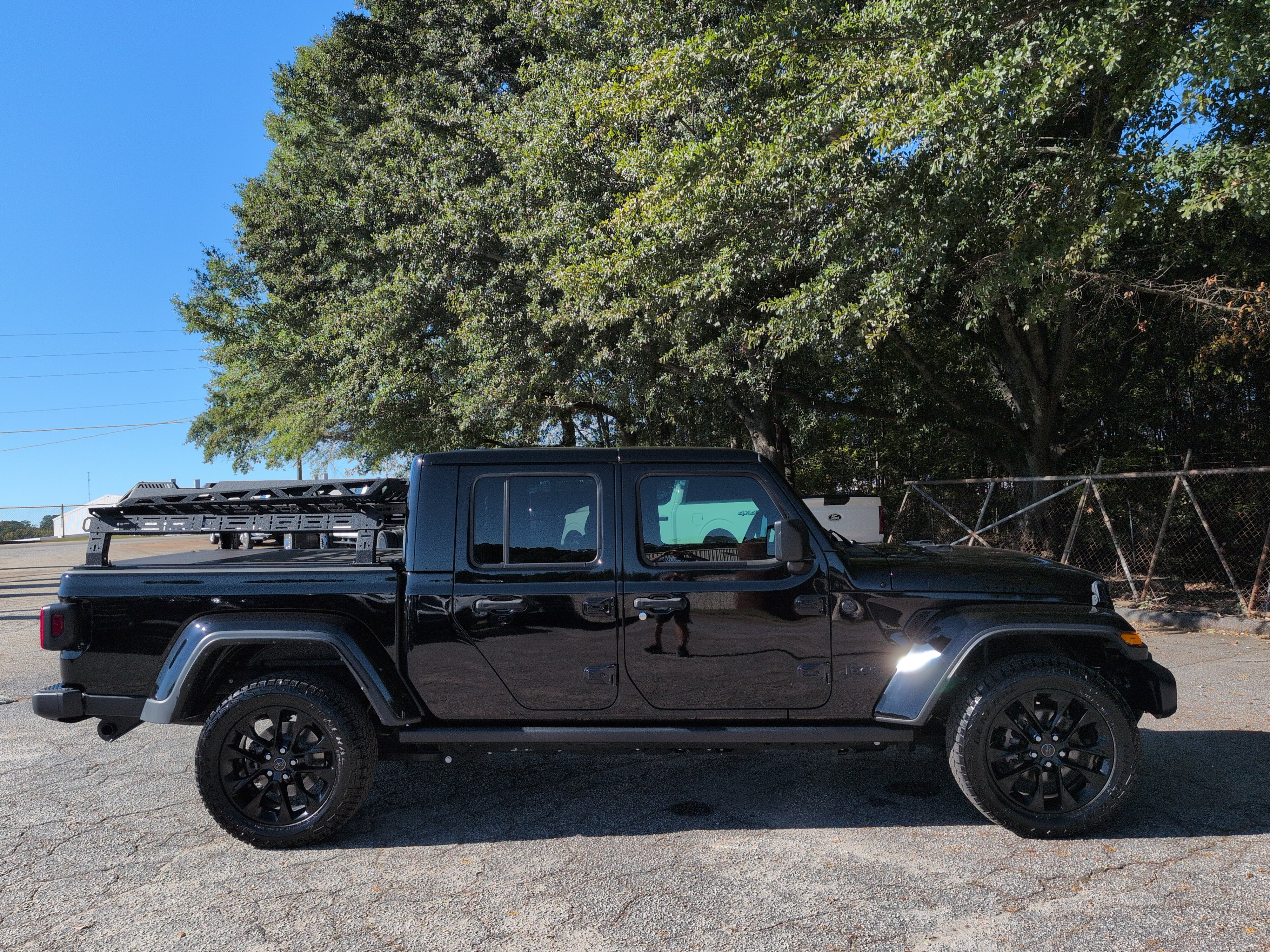 Used 2024 Jeep Gladiator Sport AWD/4WD image 2