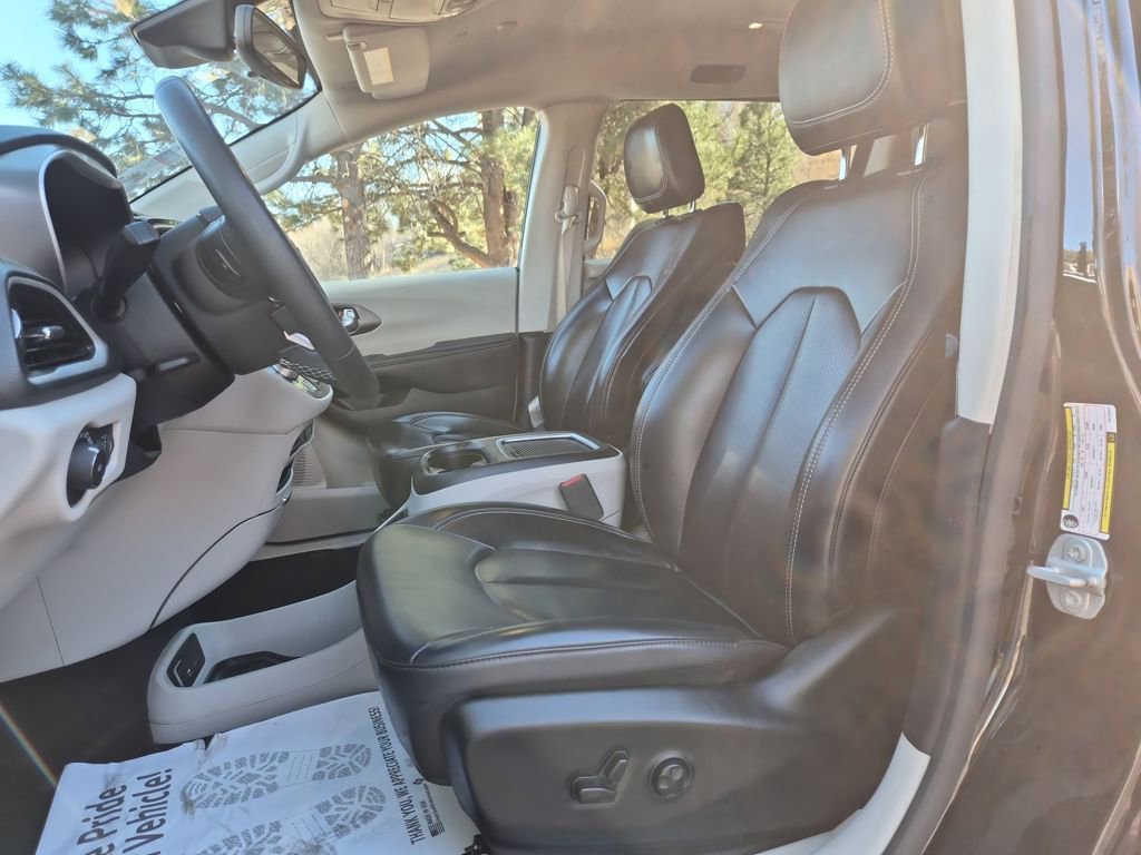 Used 2024 Chrysler Pacifica Select image 11