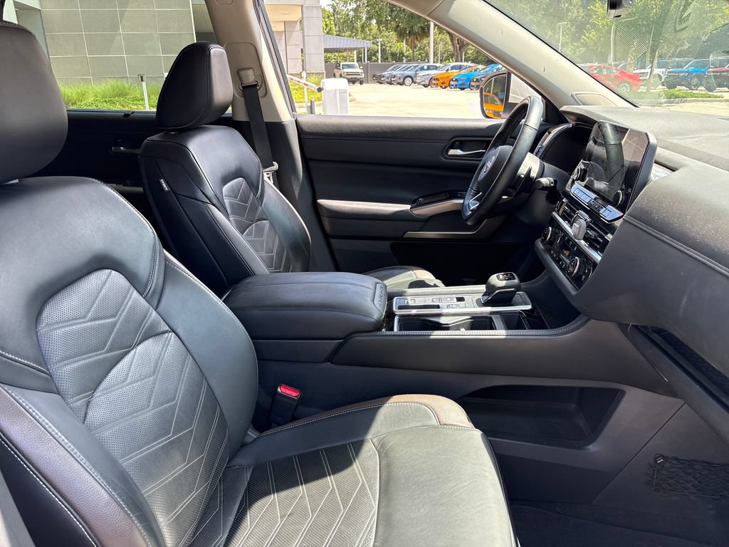 Used 2024 Nissan Pathfinder Platinum w/ Black Appearance Package FWD image 29
