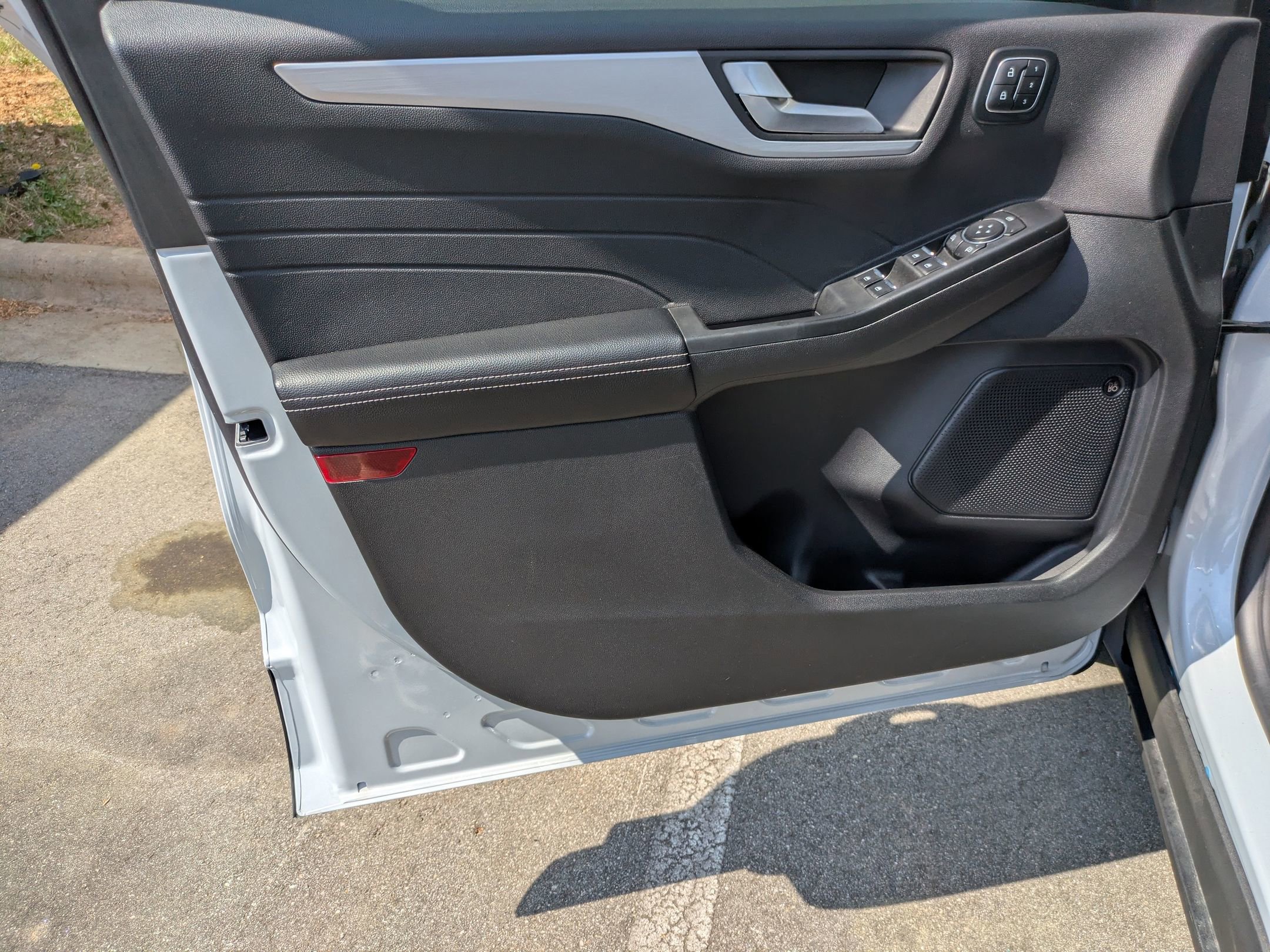 Certified 2025 Ford Escape SE w/ PHEV Premium Package image 10