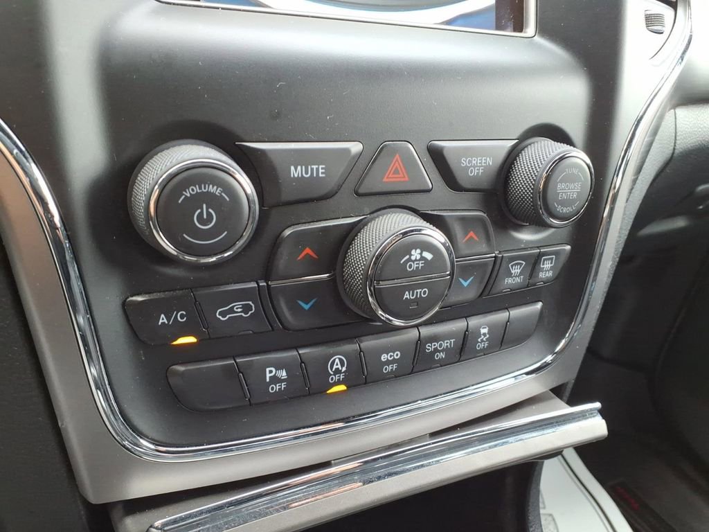 Used 2020 Jeep Grand Cherokee Laredo AWD/4WD image 19