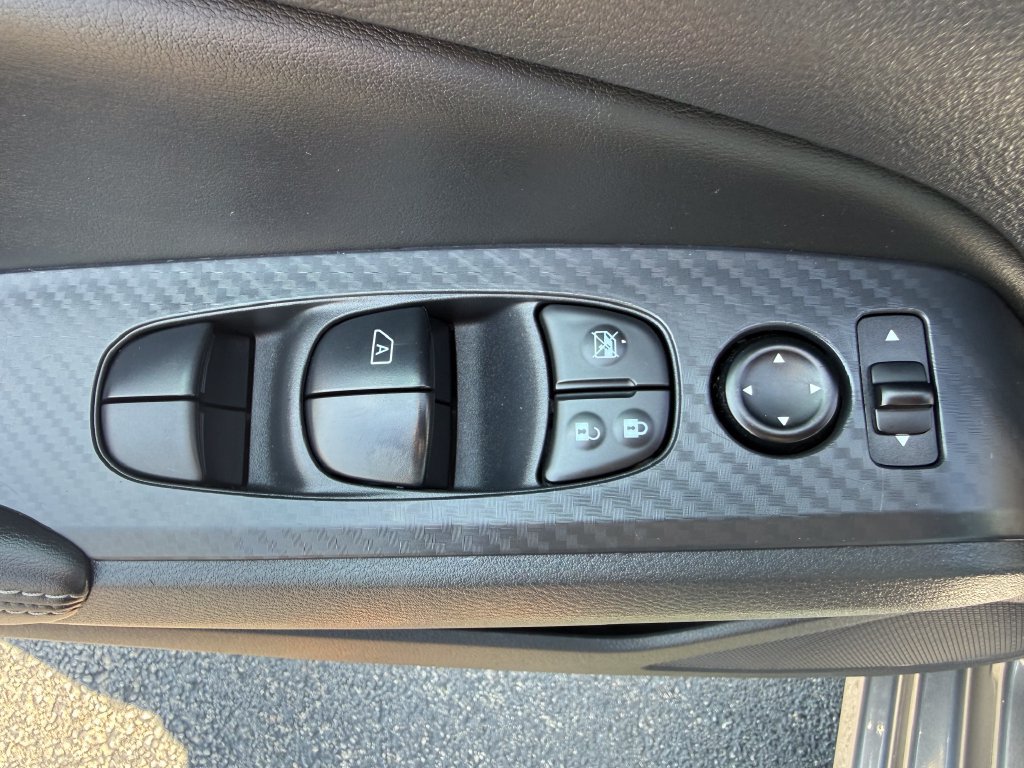 Used 2024 Nissan Altima 2.5 SV w/ SV Premium Package FWD image 11