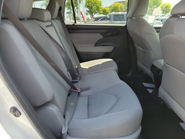 Used 2021 Toyota Highlander LE FWD image 19