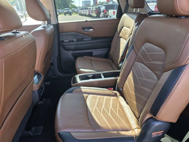 Used 2022 Nissan Pathfinder Platinum w/ Cargo Package AWD/4WD image 12