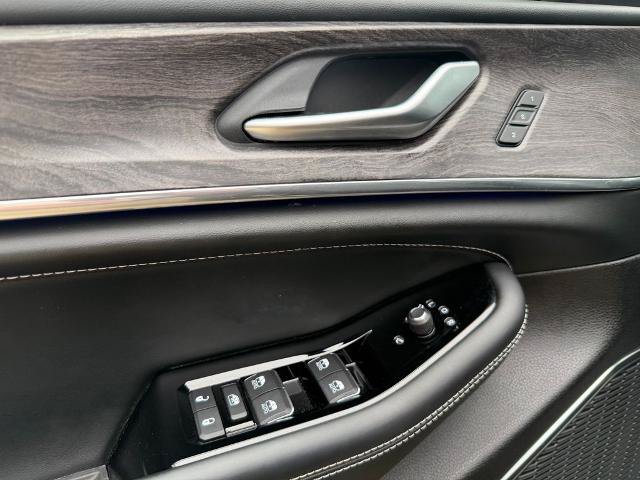 Used 2023 Jeep Grand Cherokee Overland AWD/4WD image 19
