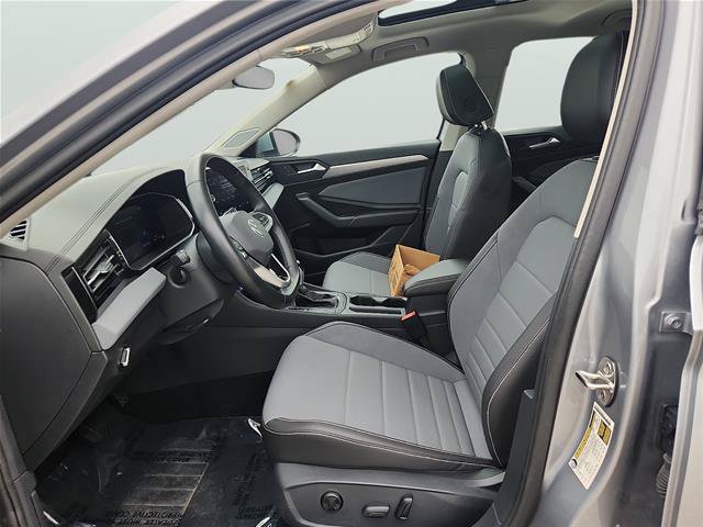 Used 2025 Volkswagen Jetta SE FWD image 11