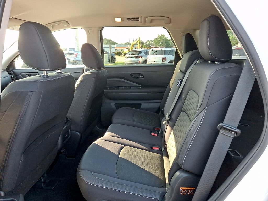 Used 2025 Nissan Pathfinder SV AWD/4WD image 10