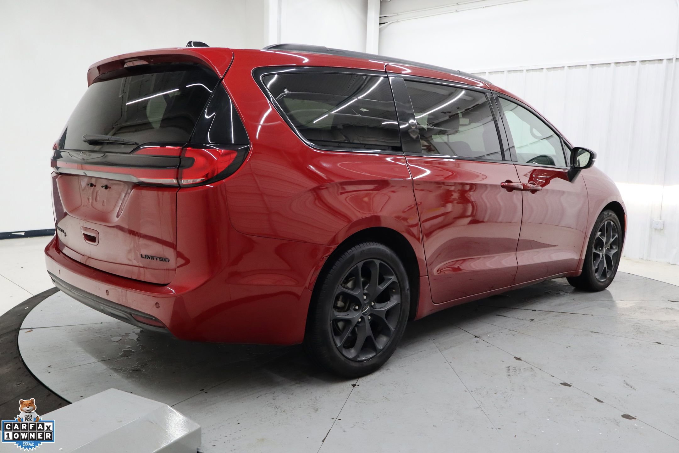 Used 2025 Chrysler Pacifica Limited image 4