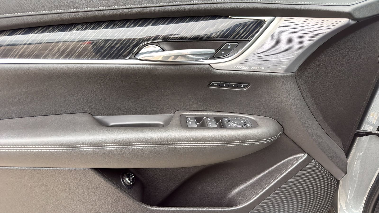 Used 2023 Cadillac XT6 Premium Luxury w/ Technology Package FWD image 11