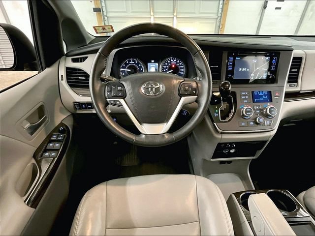 Used 2017 Toyota Sienna XLE Premium AWD/4WD image 5