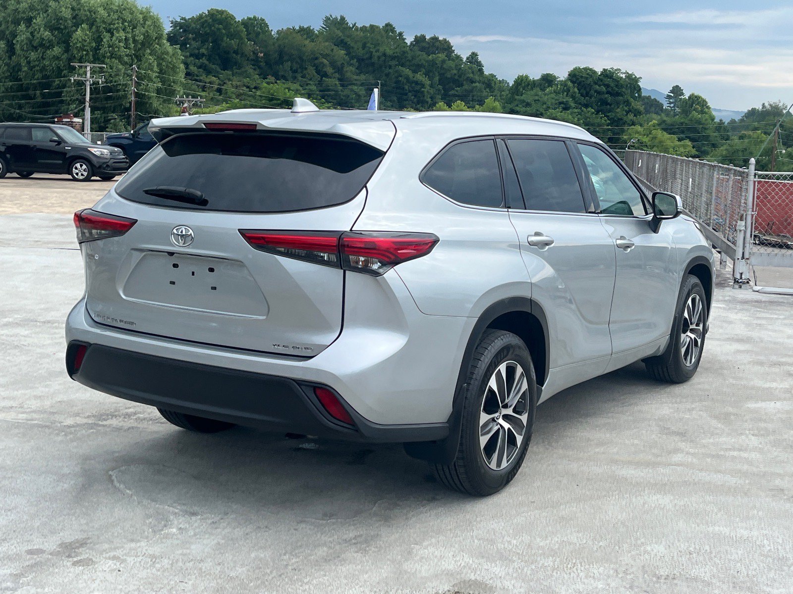 Used 2022 Toyota Highlander XLE AWD/4WD image 3