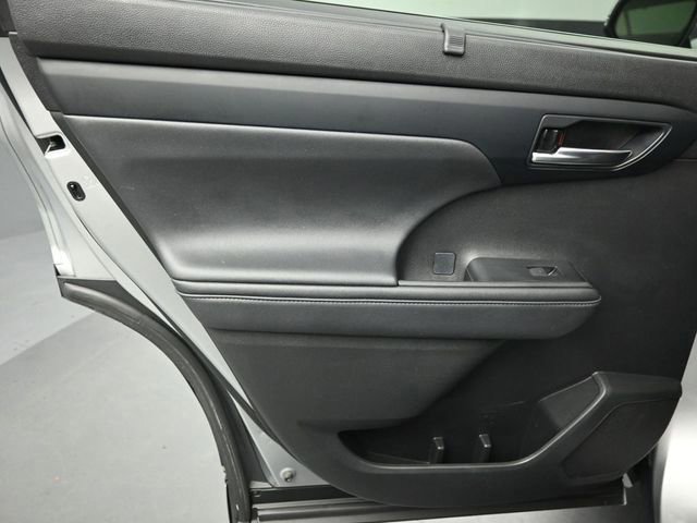 Used 2021 Toyota Highlander XLE AWD/4WD image 40