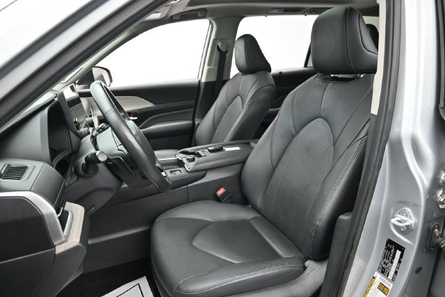 Used 2024 Toyota Grand Highlander AWD image 11