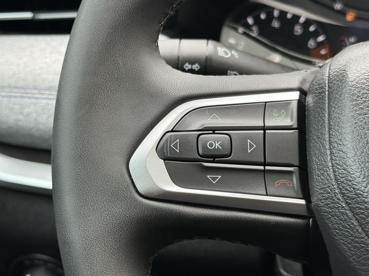 Used 2024 Jeep Compass Latitude w/ Sun and Sound Group AWD/4WD image 13