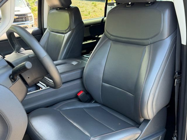 Certified 2025 Ford Expedition Active AWD/4WD image 9