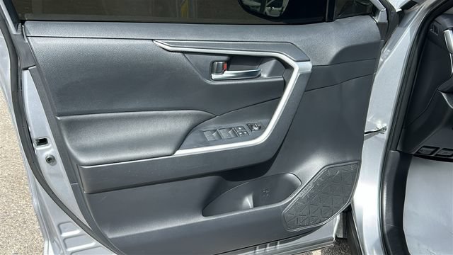 Used 2025 Toyota RAV4 XLE FWD image 16