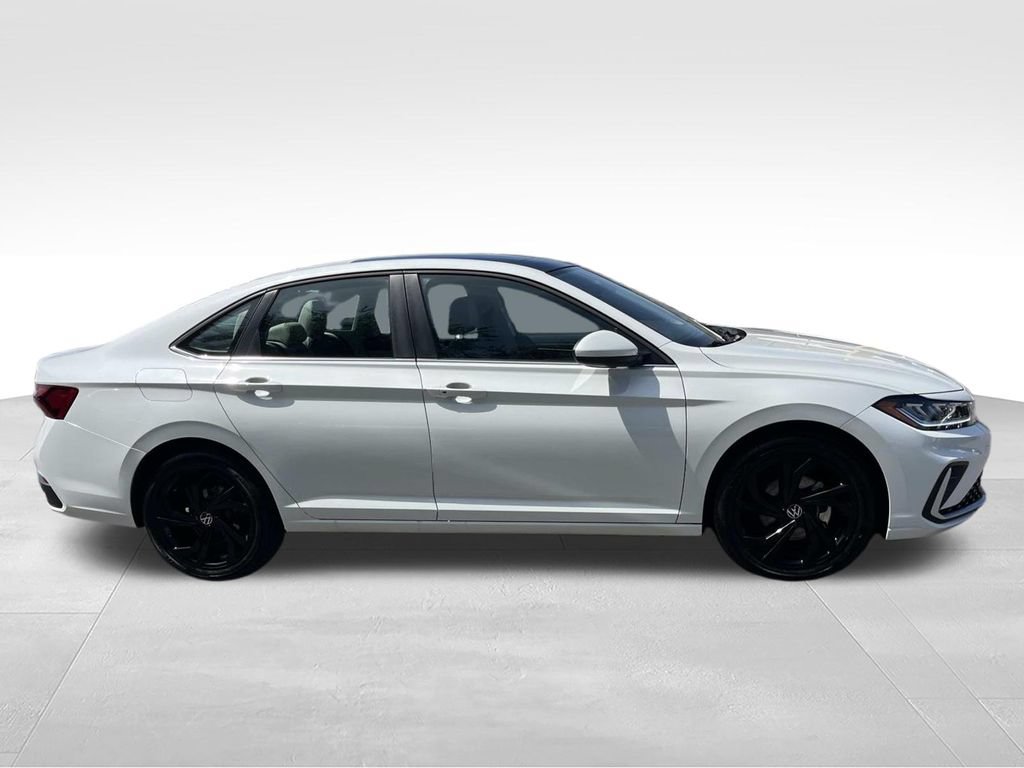 Used 2026 Volkswagen Jetta SE FWD image 2